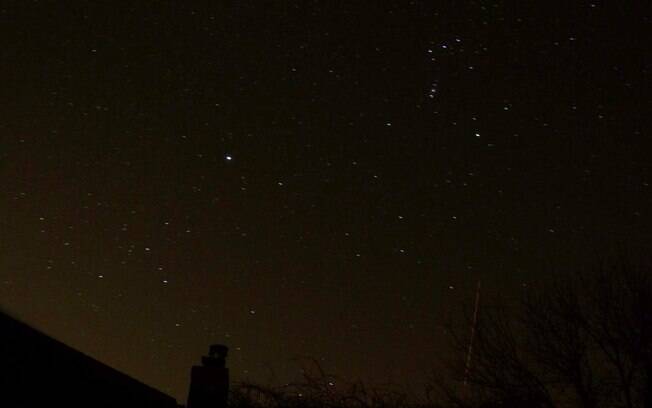 Karen Parish enviou esta foto da chuva de meteoros, tirada do quintal de sua casa, em Northampton, Grã-Breanha. Foto: Karen Parish /BBC