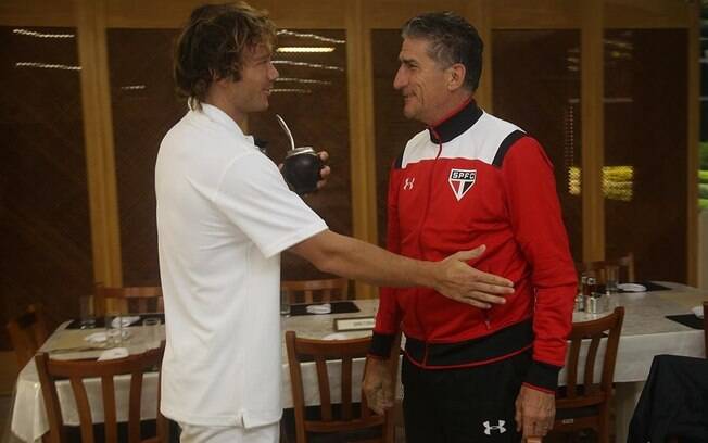 O zagueiro uruguaio Diego Lugano conversa com o técnico argentino Edgardo Bauza