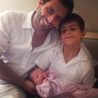 Henri Castelli e o filho Lucas apresentam a caçula Maria Eduarda