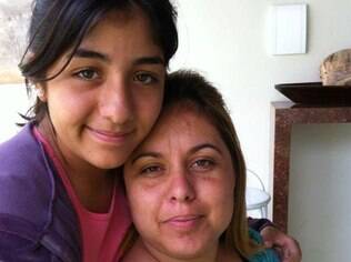 Maria Elisa apaga 12 velas neste Natal. Anelise, a mãe, adora a festa. O som este ano será Noite Feliz e Parabéns a você