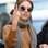 Scarlett Johansson perde a classe ao mostrar o dedo do meio aos paparazzi em Nova York. Foto: Grosby Group / BrainPix / Getty Images / Reprodução