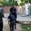Cinegrafista da Band (de azul, atrás dos policiais) estava seguindo PM quando foi baleado. Foto: Fernando Quevedo / Agência O Globo