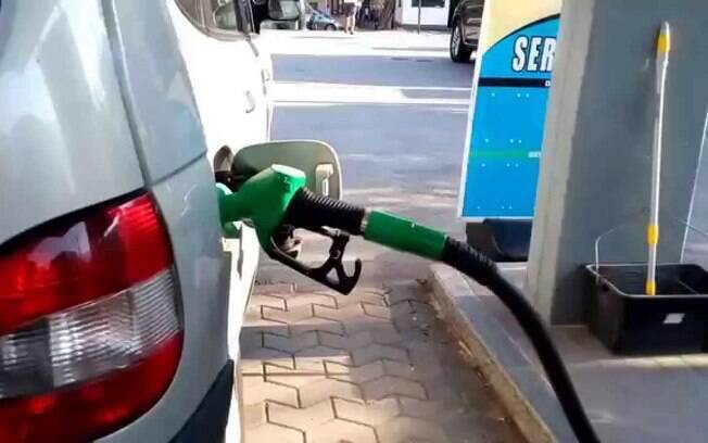 A benzina, que é derivada do petróleo, também provoca câncer. Foto: Reprodução/Youtube
