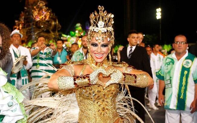 Viviane Araújo desfila como rainha de bateria da escola paulistana Mancha Verde em 2013