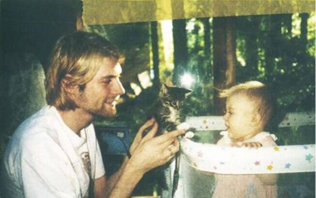 Não é todo dia que vemos um cantor com a fama do vocalista do Nirvana sendo todo fofo com um gatinho e um bebê