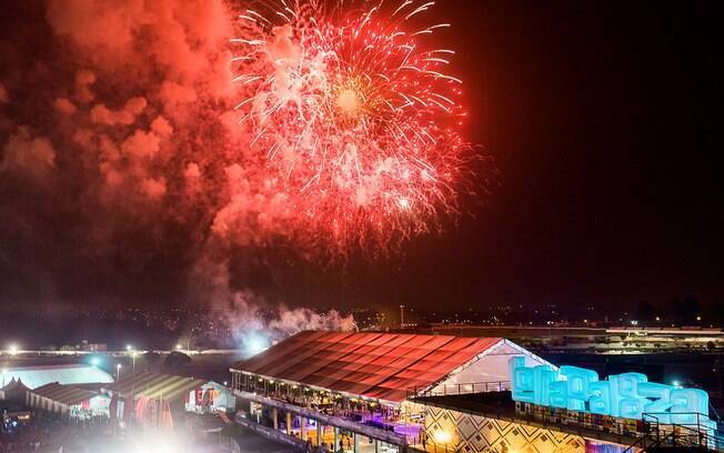 Fogos de artifício ao final da apresentação de Jack White no Lollapalooza Brasil 2015