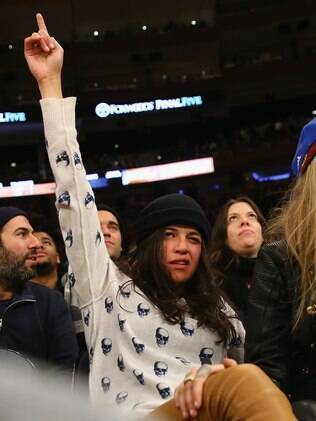 Michelle Rodriguez estava com todo o gaz na plateia do jogo de basquete