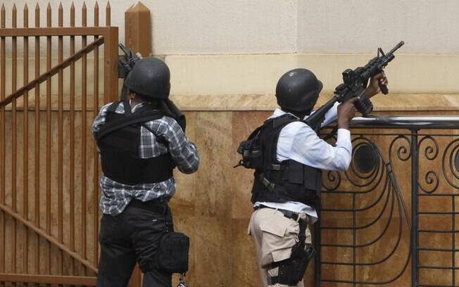 Forças de segurança apontam suas armas para o Westgate Mall, em Nairóbi, no Quênia, após atentado.