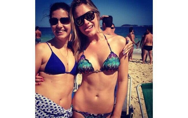 Fiorella Matheis com uma amiga nas areias do Leblon, no Rio