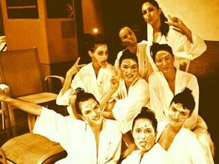 Alessandra Ambrosio e as amigas em dia de beleza