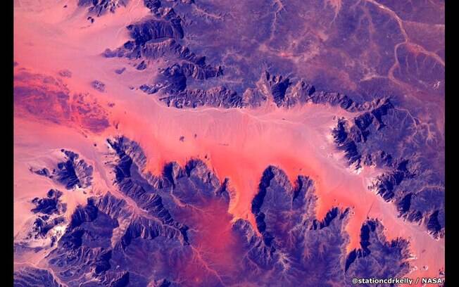 A pesquisa Ã© importante, jÃ¡ que uma viagem espacial a Marte levaria um ano. Na foto, cores da Ãfrica.. Foto: @stationcdrkelly/NASA