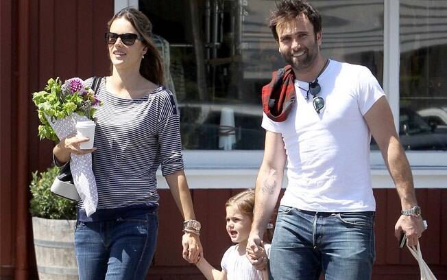Alessandra Ambrosio passeando com Jamie e Anja Louise
