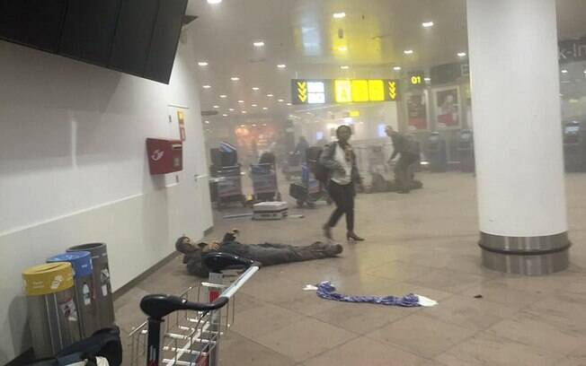 Homem ferido após explosões em aeroporto na Bélgica, local de um dos ataques terroristas