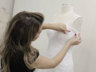 Após a primeira prova, equipe trabalha em alterações sugeridas pela estilista nas mangas e no decote das costas