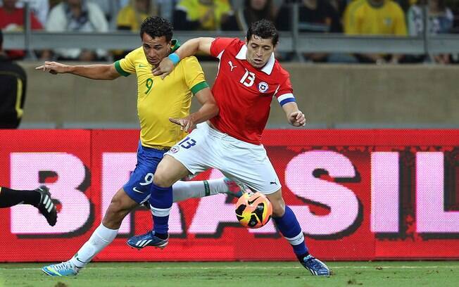 Leandro Damião tenta vencer a marcação de Rojas em ataque da seleção brasileira