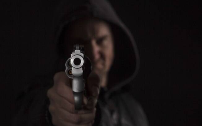 Em uma abordagem enquanto a vítima está dirigindo, não conseguir tirar as mãos do volante para cumprir a ordem do assaltante ou acelerar para fugir são ambas atitudes que vão frustrar o criminoso -- e aumentar os riscos