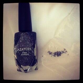 Kelly Osbourne fotografou o vidrinho de esmalte Azature, que custa mais de R$ 500 mil