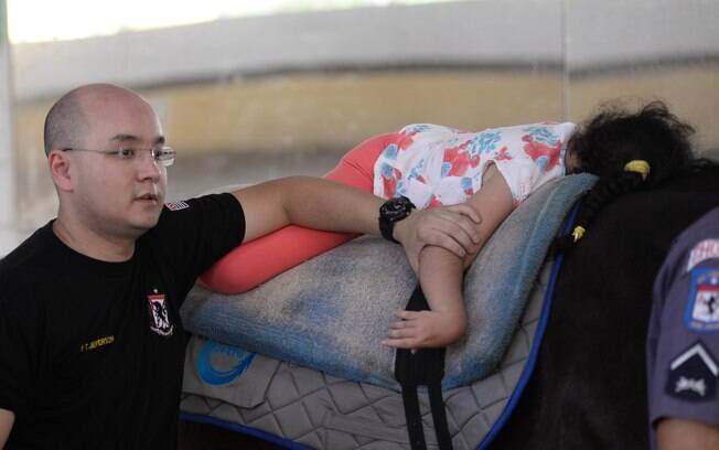O Regimento de Cavalaria do Batalhão de Choque de São Paulo faz um trabalho excepcional de equoterapia com crianças e adultos 