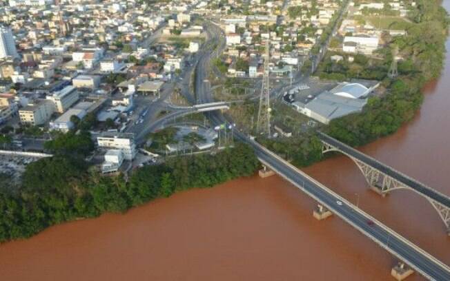Cenário depois da lama chegar no Rio Doce, no centro de Linhares, no Espírito Santo