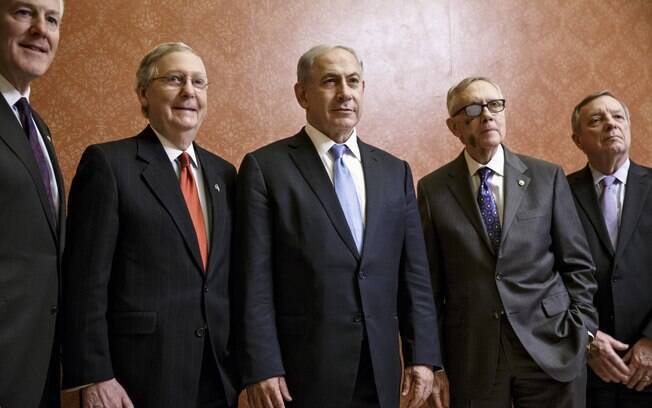 O primeiro-ministro de Israel posa ao lado de legisladores republicanos, nesta terça, no Capitólio