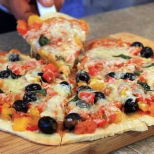 Hmm! Deu água na boca, aprenda a fazer a pizza de bruschetta do ator César Mello
