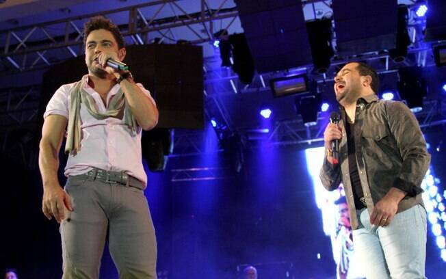 Zezé Di Camargo e Luciano durante show, em São Paulo