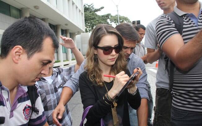 Sandy é abordada por fãs ao desembarcar no aeroporto Santos Dumont, dá autógrafos e posa para fotos