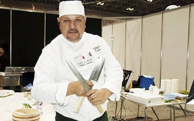 Ricardo Juneck começou em uma indústria e hoje já é chef registrado, ensinando japoneses