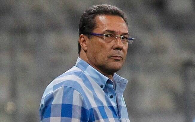 Vanderlei Luxemburgo, técnico do Cruzeiro, vê sua equipe flertar com a zona de rebaixamento