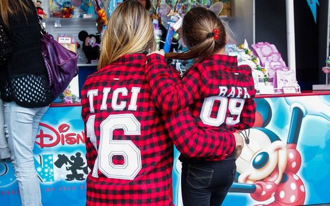Ticiane Pinheiro e Rafaella Justus vestem roupa igual para conferir espetáculo do 'Disney on Ice'