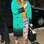 A atriz conseguiu montar um look colorido e harmonioso. As cores escolhidas para o casaco e a camiseta aparecem na estampa, embora não sobressaiam. Foto: Splash News