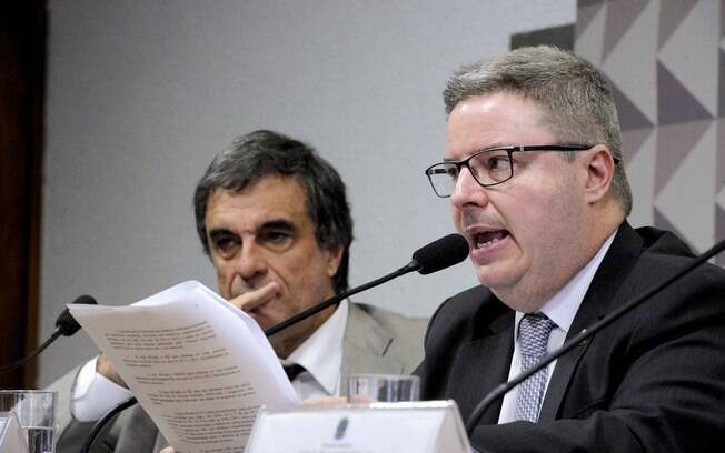 Antonio Anastasia (PSDB-MG) ao lado do ex-advogado-geral da União José Eduardo Cardozo