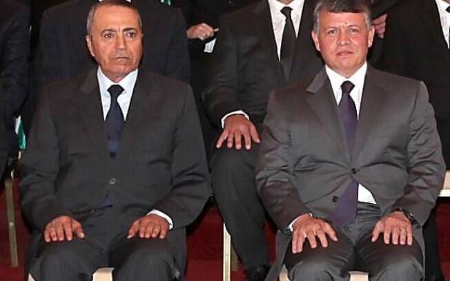 Abdullah II posa à direita do premiê Maaruf Bakhit, rei prometeu resposta severa ao Estado Islâmico