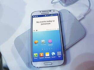 Base permite carregar a bateria do Galaxy S4 sem conectar cabo ao aparelho
