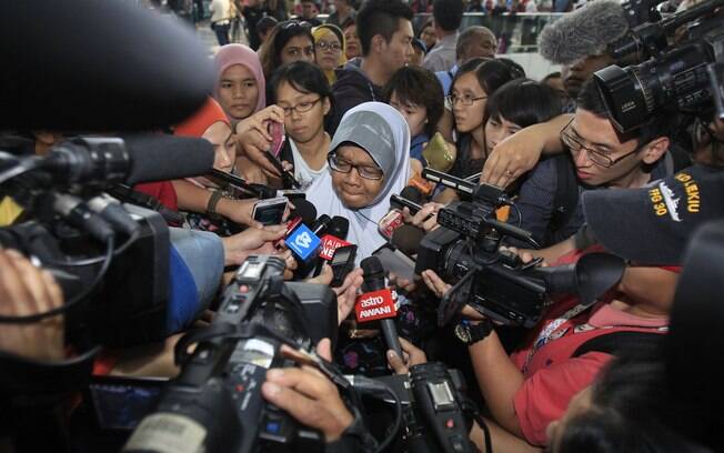Parentes de passageiros buscam informações do voo MH370 da Malaysia Airlines que voava para Pequim (8/3)