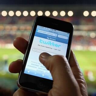 Além de atualizar Twitter por meio do aplicativo para smartphone, usuários podem publicar mensagens por SMS