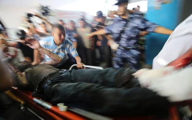 Palestinos levam ferido a hospital na Cidade de Gaza (8/7)