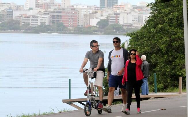 O apresentador Zeca Camargo fez uma caminhada pela Lagoa Rodrigo de Freitas, em São Paulo