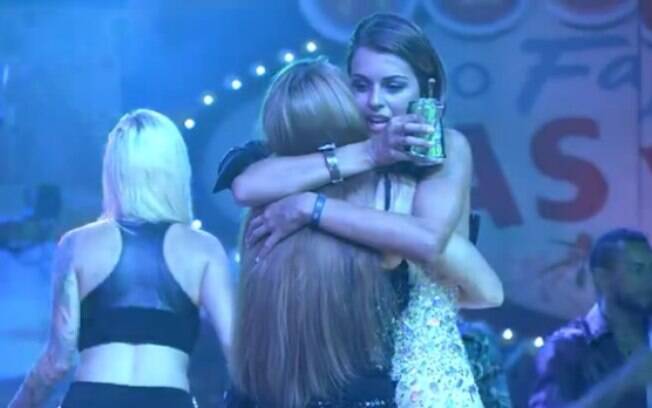 Angela e Aline se abraçam