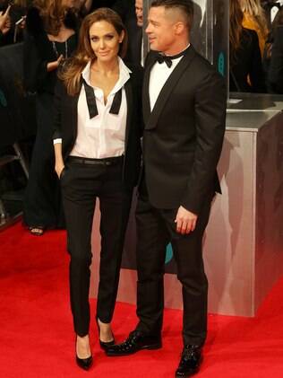 Angelina Jolie e Brad Pitt combinaram o look black tie no tapete vermelho do Bafta