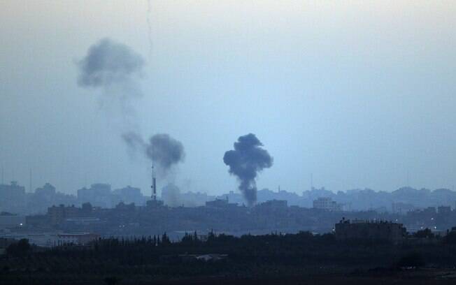 Fumaça sobe depois de ataques aéreos de Israel (10/7)
