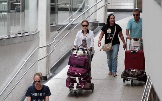 Segunda-feira, 24 - Leona Cavalli também circulou pelo aeroporto de Congonhas, em São Paulo, nesta segunda (24)