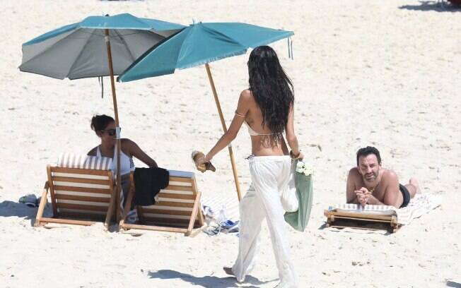 Lea T e Riccardo Tisci (deitado) em Ipanema, no Rio de Janeiro