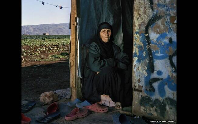 Andrew McConnell fotografou a refugiada síria Saada, 102. 'Saada é uma mulher resiliente. Perdeu 7 de 10 filhos, marido e agora, o país'. Foto: A. McConnell/Acnur
