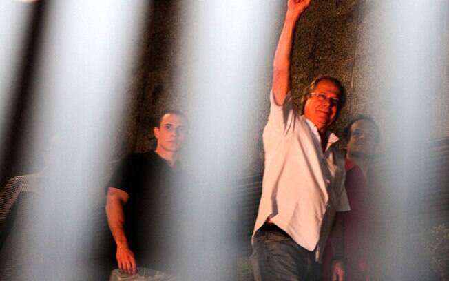 O ex-ministro José Dirceu chegou à sede da PF acompanhado do advogado e foi recebido aos gritos por militantes do PT (15/11). Foto: Futura Press