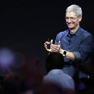 Com Apple Watch no pulso, Tim Cook agradece aplausos em evento do iPhone 6