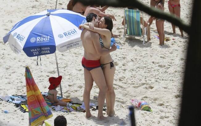 Mateus Solano e Paula Braun trocam beijos na praia