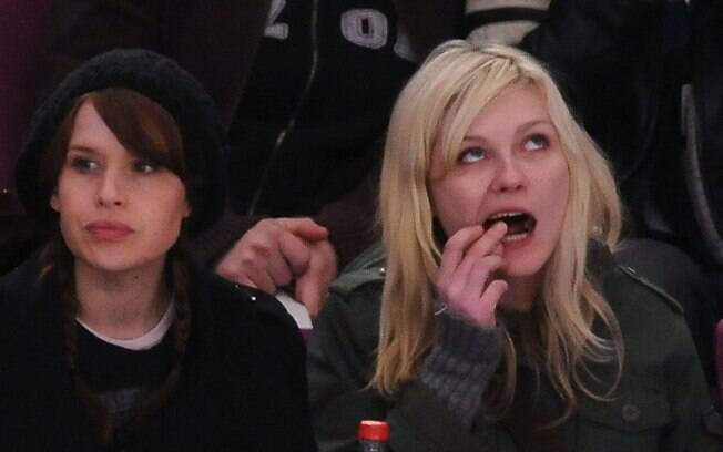 Kirsten Dunst sofreu com um pedacinho de comida que encravou no dente