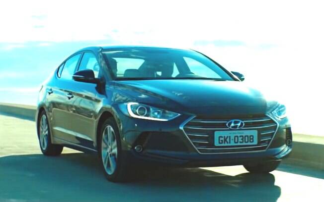 Nova geração do Hyundai Elantra aparece em comercial na TV antes do lançamento Nova geração do Hyundai Elantra aparece em comercial na TV antes do lançamento