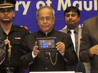Shri Pranab Mukherjee, presidente da Índia mostra a nova versão do Aakash